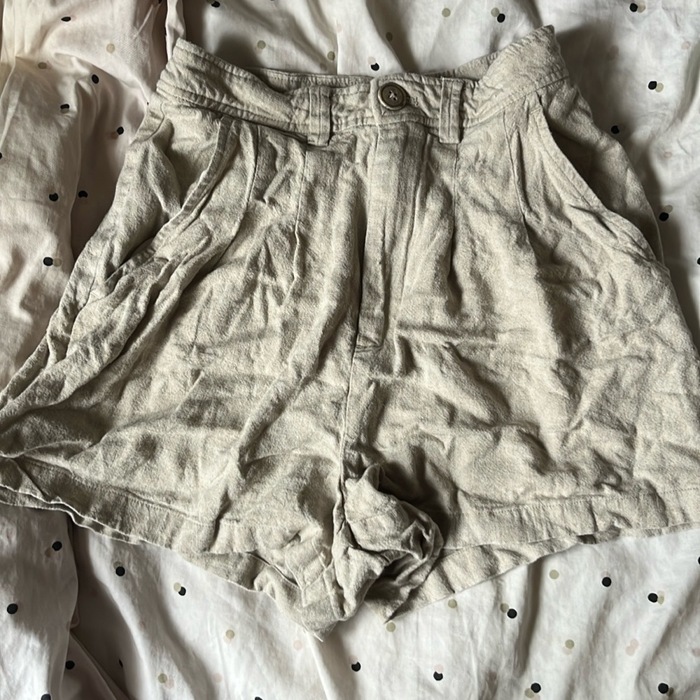 Small beige khakis shorts